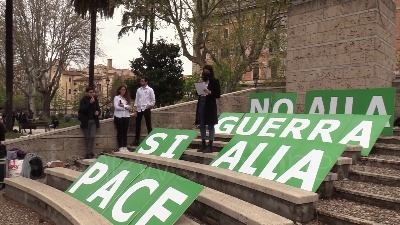 Scene from Ucraina, bambini e ragazzi in piazza a Roma contro la guerra