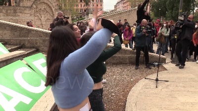 Scene from Ucraina, bambini e ragazzi in piazza a Roma contro la guerra