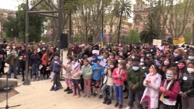 Scene from Ucraina, bambini e ragazzi in piazza a Roma contro la guerra