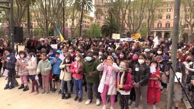 Scene from Ucraina, bambini e ragazzi in piazza a Roma contro la guerra