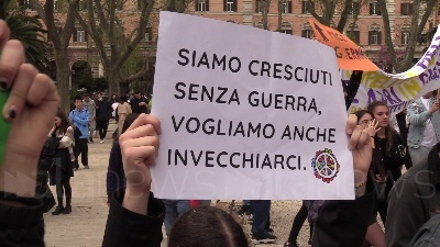 Scene from Ucraina, bambini e ragazzi in piazza a Roma contro la guerra