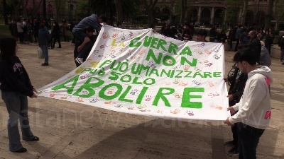 Scene from Ucraina, bambini e ragazzi in piazza a Roma contro la guerra