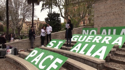 Scene from Ucraina, bambini e ragazzi in piazza a Roma contro la guerra