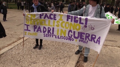 Scene from Ucraina, bambini e ragazzi in piazza a Roma contro la guerra