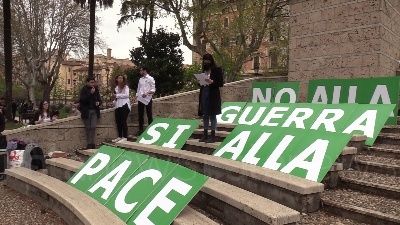 Scene from Ucraina, bambini e ragazzi in piazza a Roma contro la guerra