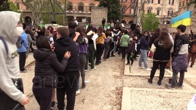 Scene from Ucraina, bambini e ragazzi in piazza a Roma contro la guerra