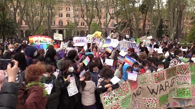 Scene from Ucraina, bambini e ragazzi in piazza a Roma contro la guerra