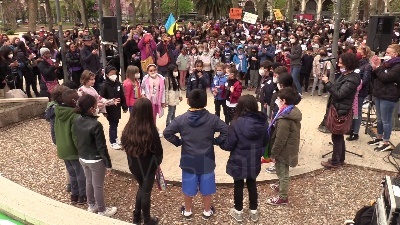 Scene from Ucraina, bambini e ragazzi in piazza a Roma contro la guerra