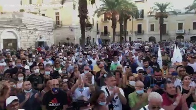 Scene from Salvini: "Azzolina incapace, se ne deve andare"
