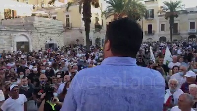 Scene from Salvini: "Azzolina incapace, se ne deve andare"