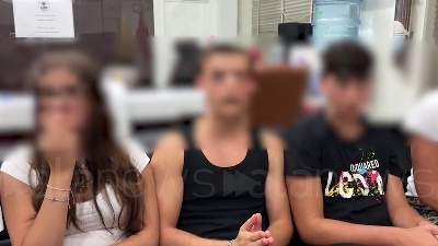 Scene from Thailandia, gli studenti italiani chiedono scusa alla donna offesa in metro a Bangkok