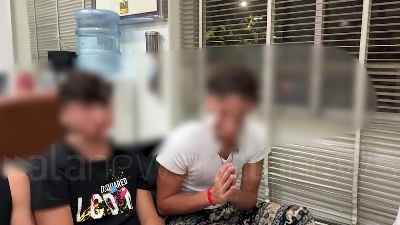 Scene from Thailandia, gli studenti italiani chiedono scusa alla donna offesa in metro a Bangkok