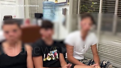 Scene from Thailandia, gli studenti italiani chiedono scusa alla donna offesa in metro a Bangkok
