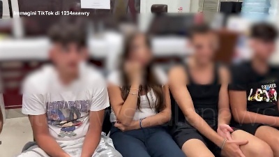 Scene from Thailandia, gli studenti italiani chiedono scusa alla donna offesa in metro a Bangkok