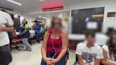 Scene from Thailandia, gli studenti italiani chiedono scusa alla donna offesa in metro a Bangkok