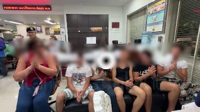 Scene from Thailandia, gli studenti italiani chiedono scusa alla donna offesa in metro a Bangkok