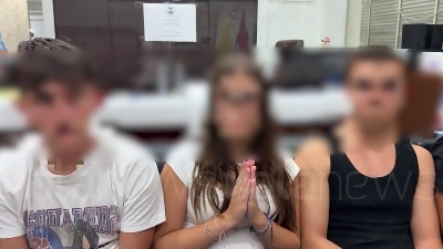 Scene from Thailandia, gli studenti italiani chiedono scusa alla donna offesa in metro a Bangkok