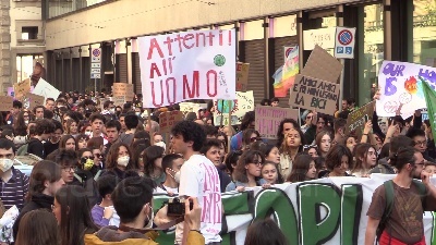 Scene from Clima, Fridays For Future in corteo a Milano: "Facciamo noi la rivoluzione ecologica"