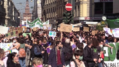 Scene from Clima, Fridays For Future in corteo a Milano: "Facciamo noi la rivoluzione ecologica"