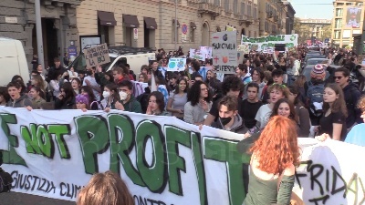 Scene from Clima, Fridays For Future in corteo a Milano: "Facciamo noi la rivoluzione ecologica"