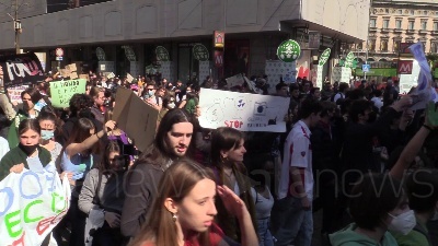 Scene from Clima, Fridays For Future in corteo a Milano: "Facciamo noi la rivoluzione ecologica"