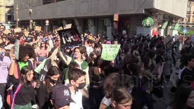 Scene from Clima, Fridays For Future in corteo a Milano: "Facciamo noi la rivoluzione ecologica"
