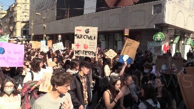 Scene from Clima, Fridays For Future in corteo a Milano: "Facciamo noi la rivoluzione ecologica"