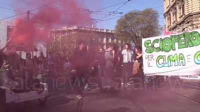 Scene from Clima, Fridays For Future in corteo a Milano: "Facciamo noi la rivoluzione ecologica"