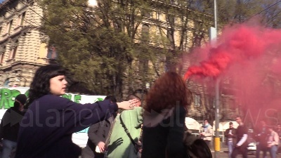 Scene from Clima, Fridays For Future in corteo a Milano: "Facciamo noi la rivoluzione ecologica"