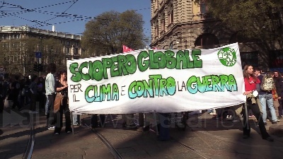 Scene from Clima, Fridays For Future in corteo a Milano: "Facciamo noi la rivoluzione ecologica"