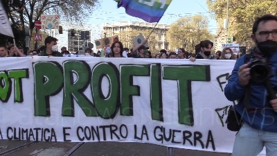 Scene from Clima, Fridays For Future in corteo a Milano: "Facciamo noi la rivoluzione ecologica"