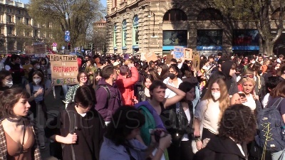 Scene from Clima, Fridays For Future in corteo a Milano: "Facciamo noi la rivoluzione ecologica"