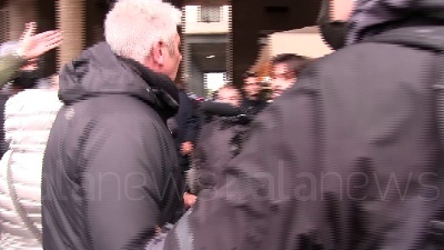 Scene from Milano, giornalista di La7 aggredito durante la manifestazione No Paura Day