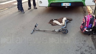 Scene from Milano, bambina in monopattino investita da Autobus Atm fuori da scuola