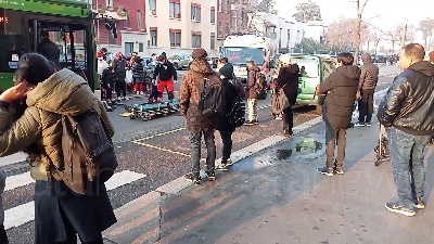 Scene from Milano, bambina in monopattino investita da Autobus Atm fuori da scuola