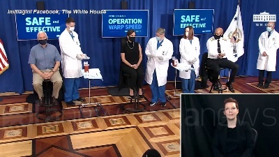 Scene from Usa, vaccinati Mike Pence e la moglie Karen alla Casa Bianca