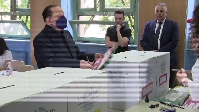 Scene from Referendum: Silvio Berlusconi ha votato a Milano