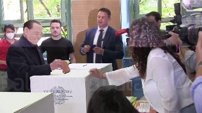 Scene from Referendum: Silvio Berlusconi ha votato a Milano