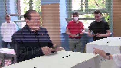 Scene from Referendum: Silvio Berlusconi ha votato a Milano