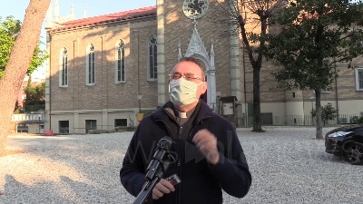 Scene from Coronavirus, il ramoscello 'alternativo' per la domenica delle palme