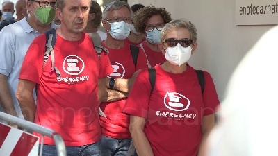 Scene from Milano, in tantissimi per l'ultimo "grazie" a Gino Strada