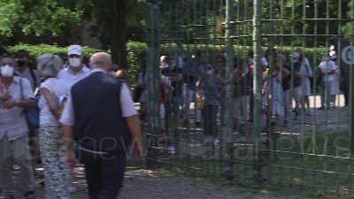 Scene from Milano, in tantissimi per l'ultimo "grazie" a Gino Strada