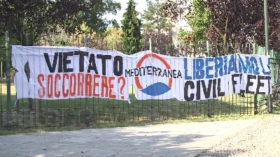 Scene from Milano, in tantissimi per l'ultimo "grazie" a Gino Strada