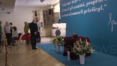 Scene from Milano, in tantissimi per l'ultimo "grazie" a Gino Strada