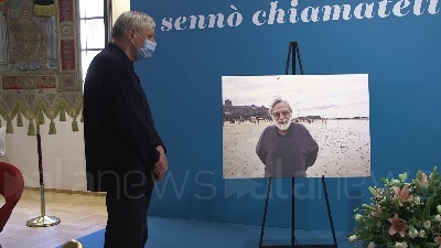 Scene from Milano, in tantissimi per l'ultimo "grazie" a Gino Strada