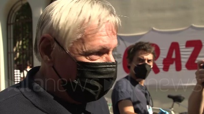 Scene from Milano, in tantissimi per l'ultimo "grazie" a Gino Strada