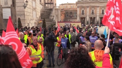 Scene from Raiders, protesta in Campidoglio per la sicurezza stradale della Capitale: "Gualtieri intervenga"