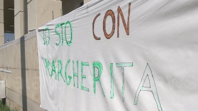 Scene from Milano, si incatena al San Raffaele la sindacalista licenziata: "Sciopero della fame"