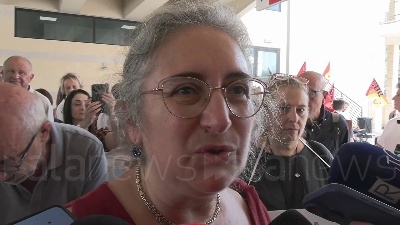 Scene from Milano, si incatena al San Raffaele la sindacalista licenziata: "Sciopero della fame"