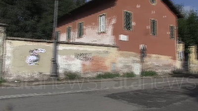 Scene from Il murales di Regeni che abbraccia Zaki a due passi dal consolato egiziano